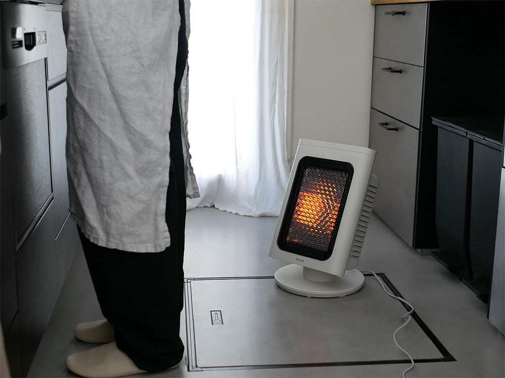 QUADS(クワッズ)の省エネリフレクトストーブ リフレカ本体が木製フロアの上に設置されている様子