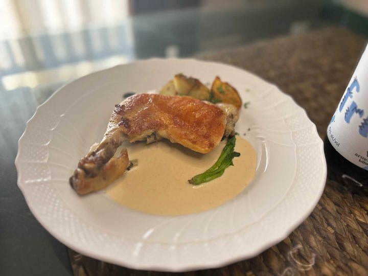骨付き鶏モモ肉のコンフィ きのこクリームソース