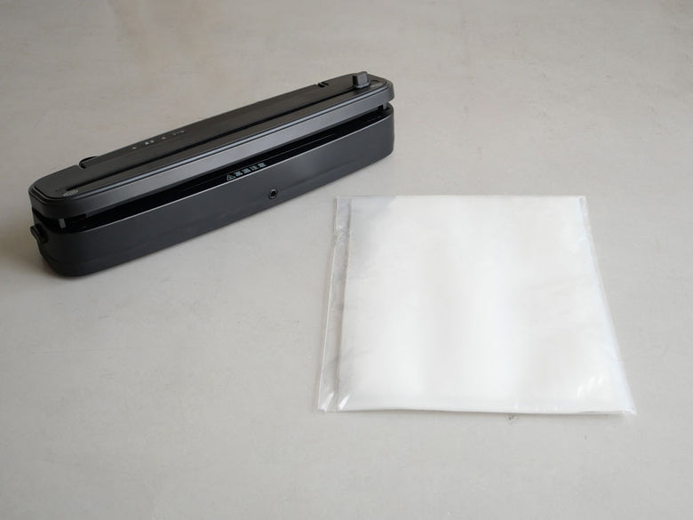 【CCP/シーシーピー】鮮度を保つスリム真空パック器《専用抗菌袋ロール袋付き - HinataLife特別セット》