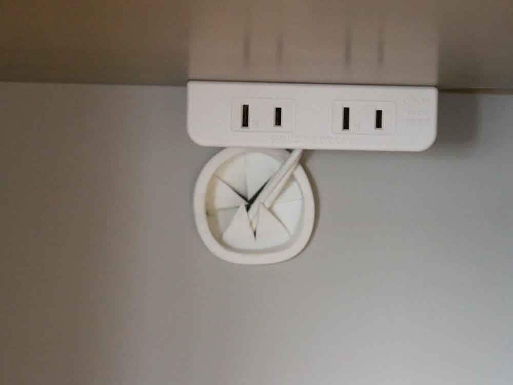 adepecheカウンターボードと電源ソケット