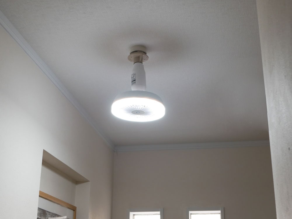シルバーの天井用LED照明器具