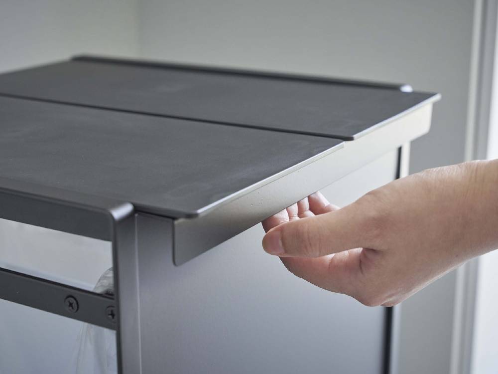 灰色の蓋付きスチール製分別ダストワゴン