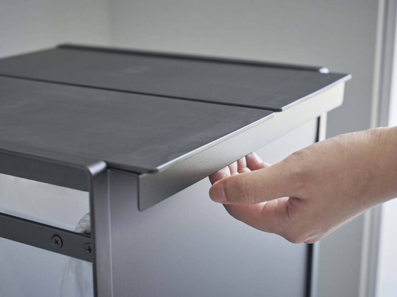 灰色の蓋付きスチール製分別ダストワゴン