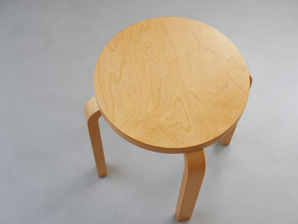 アルテックのバーチ材製スツール60、クリアラッカー仕上げ