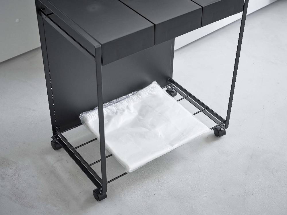 スチール製のキッチンカートと棚