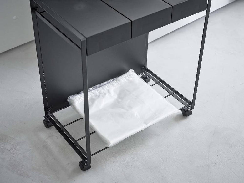 スチール製のキッチンカートと棚