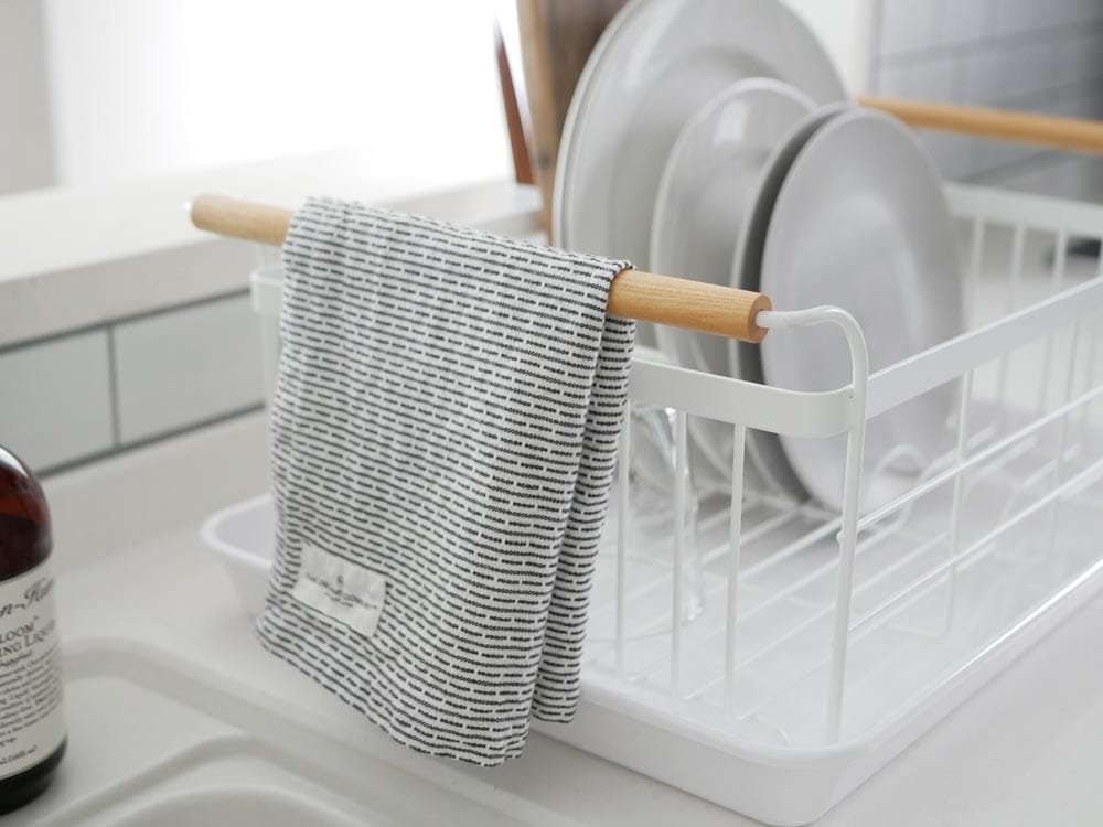 YAMAZAKIのトスカブランド水切りバスケット。スチール製で天然木ハンドル付き、キッチンで食器を乾燥させるための収納バスケットです。