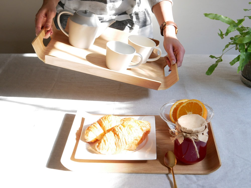 滑りにくいキントーウィローのトレイに食器が載っています