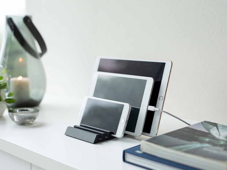 YAMAZAKIタワーのタブレットスタンドにスマホやタブレットを配置