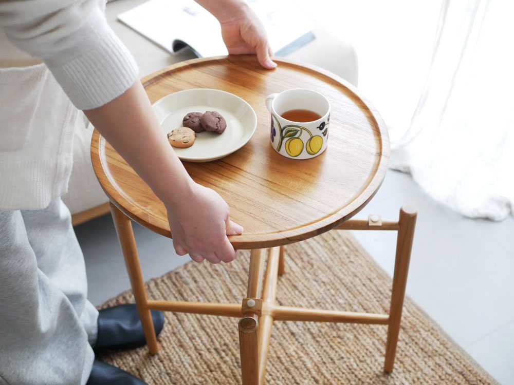 チーク材の折りたたみ可能なサイドテーブル