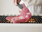 超少煙グリルで焼かれる牛肉と豚肉のバーベキュー