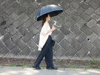 ビコーズの黒い晴雨兼用傘とハンドバッグ