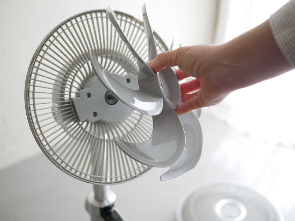 シルバー色のプロペラを持つ扇風機