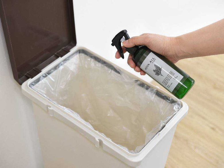 ラベルと蓋が付いたプラスチックボトル
