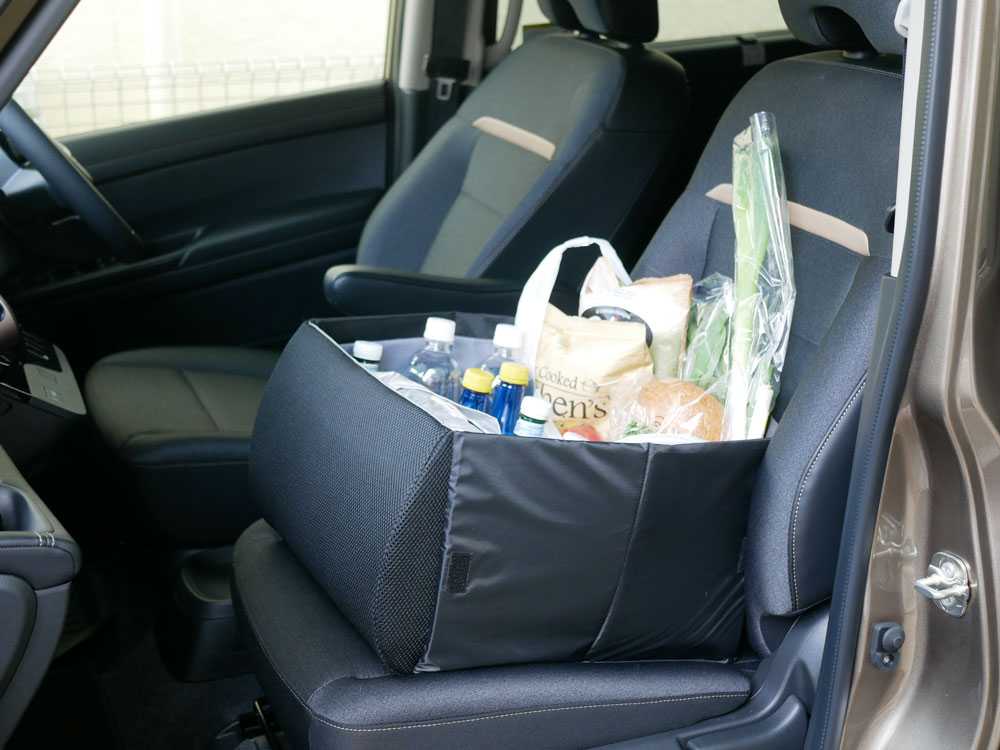 ミニバンの座席に取り付けられた荷物転落防止クッション