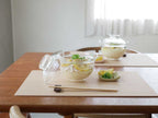 HARIOの耐熱ガラス丼鉢に盛られた料理と箸