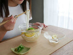 ハリオのガラス丼鉢に盛られた野菜と箸