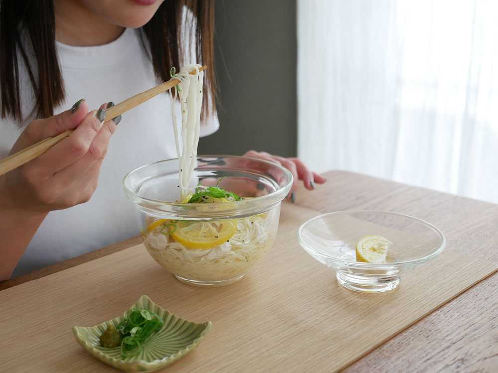 ハリオのガラス丼鉢に盛られた野菜と箸