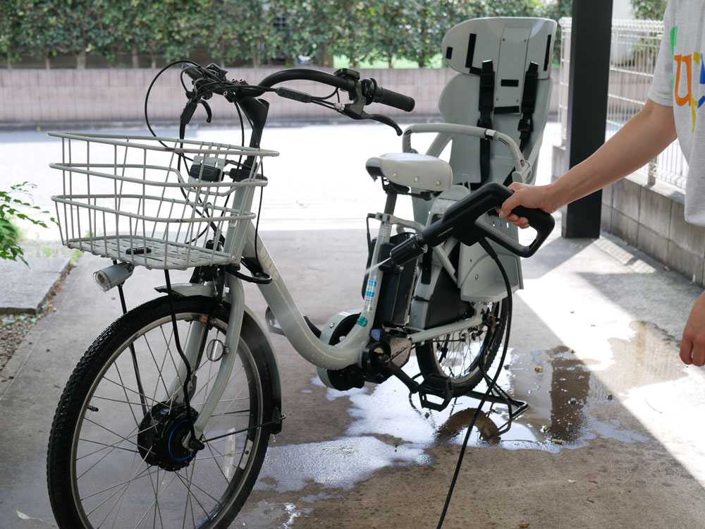 バスケット付き自転車の車輪とハンドルバーの画像