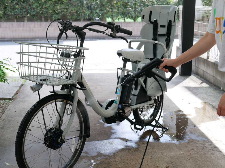バスケット付き自転車の車輪とハンドルバーの画像