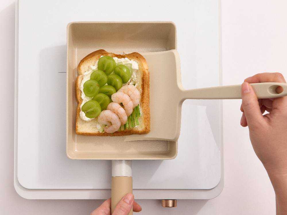 【TRUECOOK/トゥルークック】エッグパン＆フライ返しセット ラージ / ベージュの仕様シーン5