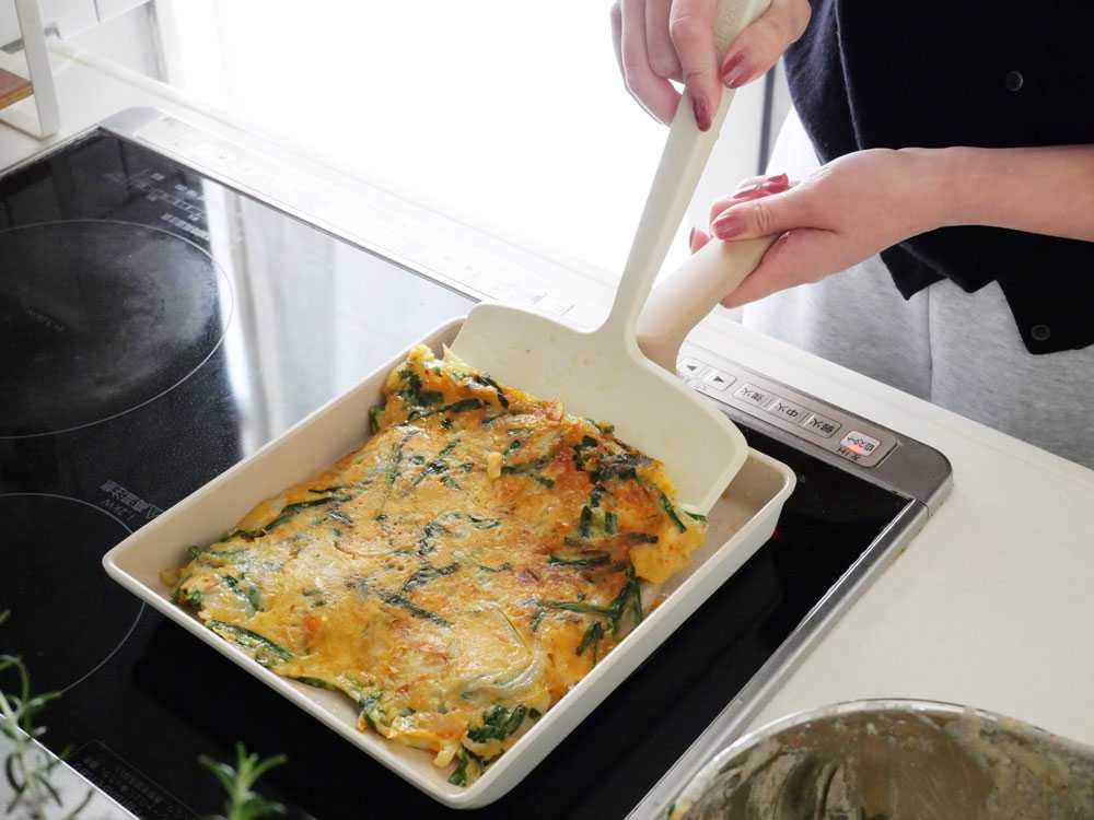 【TRUECOOK/トゥルークック】エッグパン＆フライ返しセット ラージ / ベージュの仕様シーン8