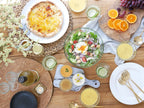 テーブルに果物入りリューズガラスの丸ボウル