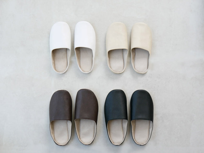 sarasa designのグレーとシルバーのレザークロッグ型ルームシューズ