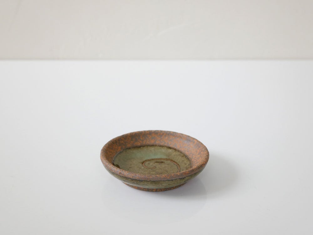 a.depecheブランドの手作り陶器豆皿
