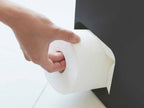 YAMAZAKI/tower製スチール製トイレットペーパーストッカー。粉体塗装仕上げで、最大8ロール収納可能なデザイン