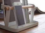 YAMAZAKI tower toscaブランドのスチール製タブレット＆リモコンラック