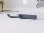OXO/オクソーのGood Gripsタテ型ピーラー、プラスチック製ハンドルとステンレスブレードを示す画像