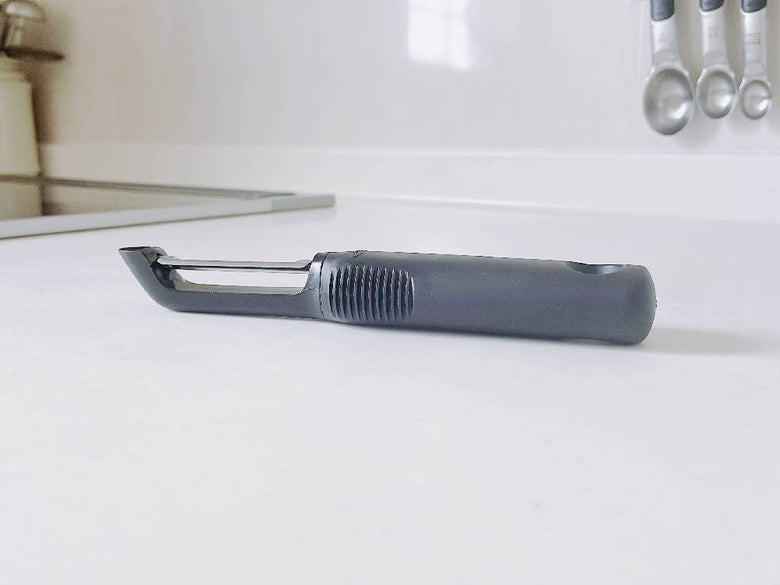 OXO/オクソーのGood Gripsタテ型ピーラー、プラスチック製ハンドルとステンレスブレードを示す画像
