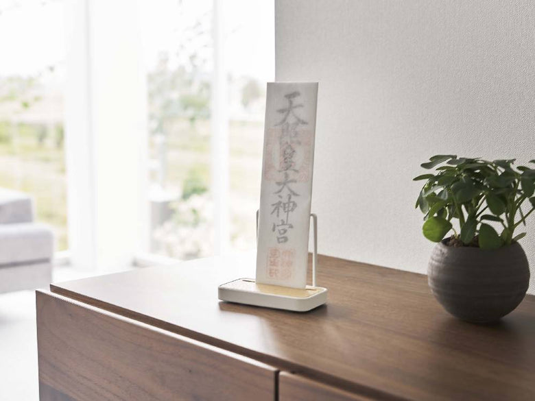 タワー神札スタンドと植物