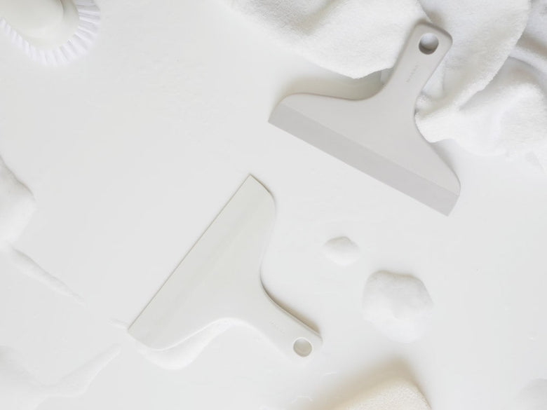 マーナ製白色プラスチックスキージー