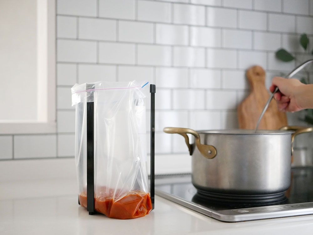 YAMAZAKIのタワー型ポリ袋エコホルダー、スチール本体とシリコンキャップを使用した食品保存用キッチン用品