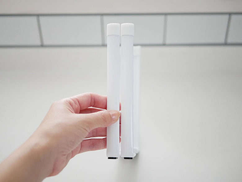 YAMAZAKI製【tower/タワー】ポリ袋エコホルダー。スチール製のシリンダー型で、Sサイズ（12x9.5x16.5cm）とLサイズ（15x14.5x22cm）があり、化粧箱付き