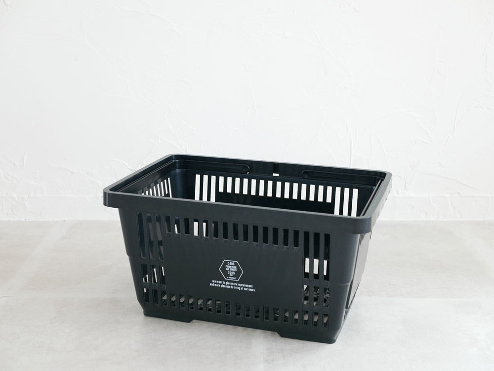 プラスチックと木材の収納バスケット