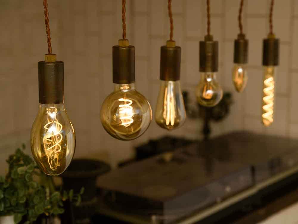 ビンテージ風銀製シャンデリアに取り付けられたLED電球