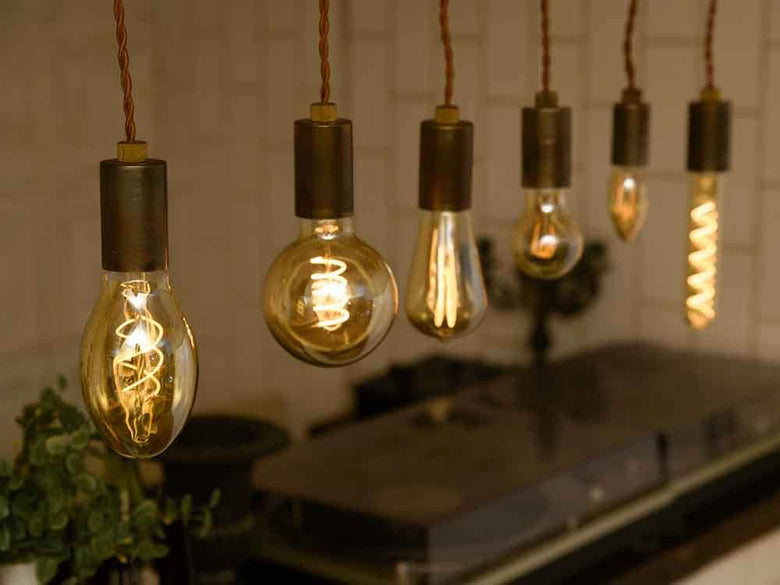 ビンテージ風銀製シャンデリアに取り付けられたLED電球