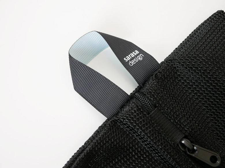【sarasa design/サラサデザイン】b2c ランドリーネット ワイド、グレーのメッシュとストラップを備えた洗濯用ネット