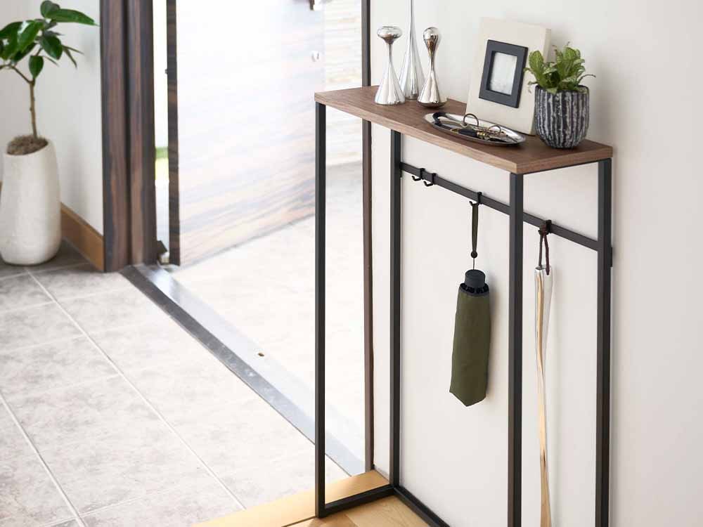 YAMAZAKIタワーコンソールテーブルと木製フック、観葉植物