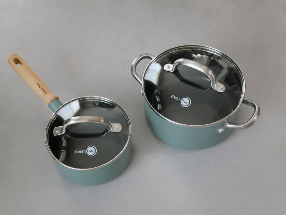 GREEN PANのメイフラワーキャセロール鍋と蓋。セラミックコーティングが施されたアルミニウム合金製で、耐久性のあるハンドル付き。スタイリッシュなデザインが特徴的です。