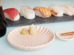 俊峰陶苑の手作り陶器「花あかり 丸小皿」。直径約90～95mm、高さ13～16mmの自然な風合いを持つ日本製の丸型小皿
