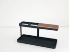 YAMAZAKI/towerブランドのタワーデスクバー。スチールと天然木を使用し、幅約24.5cm、高さ11.3cmのデスク整理用アクセサリー