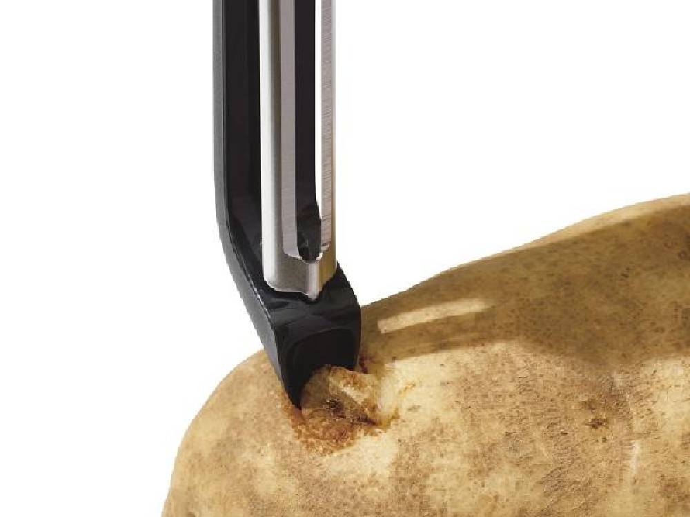 OXO/オクソーのGood Gripsタテ型ピーラーがカッティングボード上でパンを削いているキッチン用品の画像