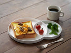 tak.モーニングプレートにパンや食材が盛られた朝食