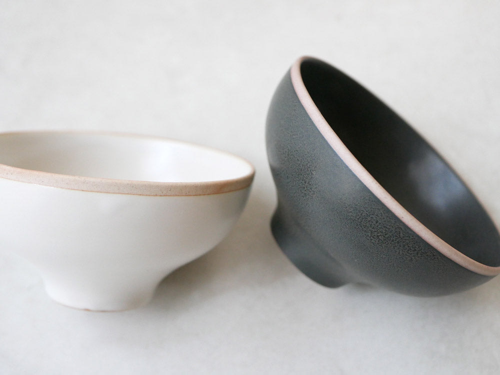 sarasa design×イブキクラフトの日本製陶器ご飯茶碗。シンプルで手作り感のあるデザイン、最大径13.5cm。