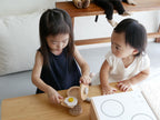 douブランドのままごとがっき「pop pan」で幼児がフライパンや卵を使って遊んでいる様子