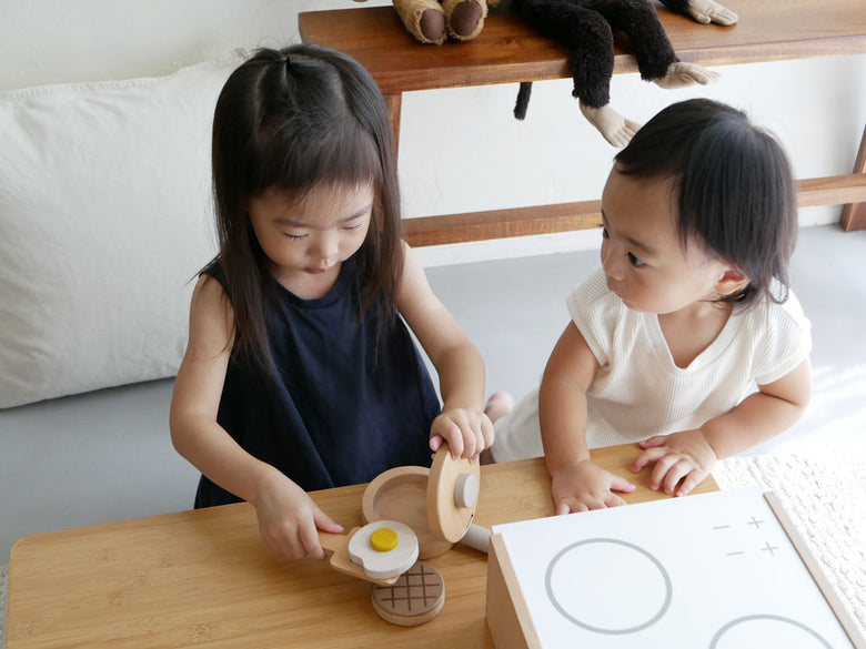 douブランドのままごとがっき「pop pan」で幼児がフライパンや卵を使って遊んでいる様子